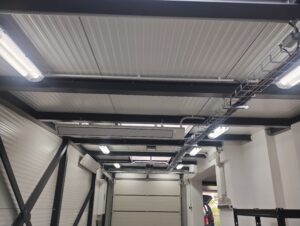 Světla, infrazářiče a trasy v dílně